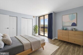 5300 Holmes Run Pkwy in Alexandria, VA - Foto de edificio - Building Photo