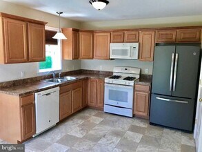 518 Dakemich Ct in Enola, PA - Building Photo - Building Photo