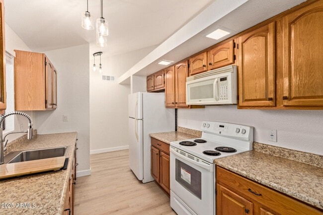 17225 N 16th St in Phoenix, AZ - Building Photo - Building Photo