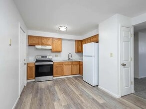 2421 N Division St, Unit 2421 in Davenport, IA - Foto de edificio - Building Photo