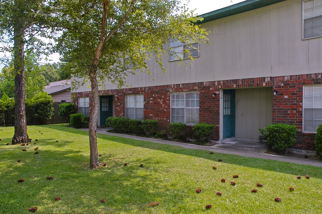 Belle Pointe Apartments in La Place, LA - Building Photo