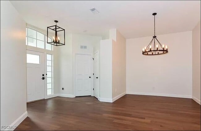 214 Vestavia Dr in Venice, FL - Foto de edificio - Building Photo