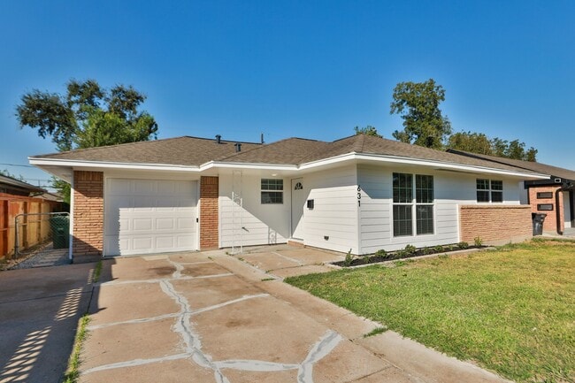 631 Edgebrook Dr
