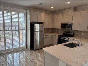 212 Palisade Fls Ave in Henderson, NV - Building Photo - Building Photo
