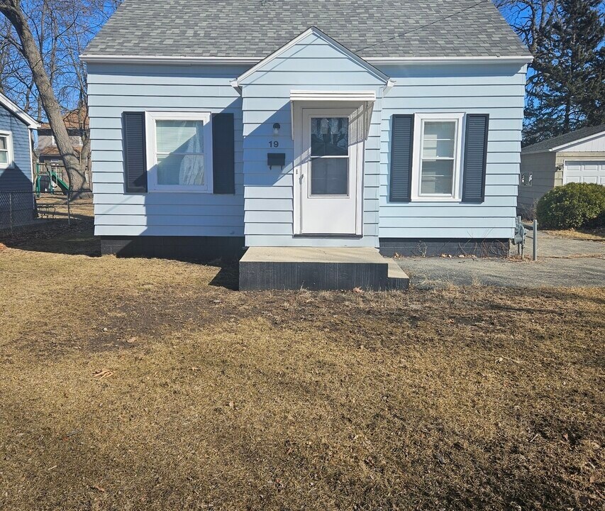 19 N Webster St in Aurora, IL - Foto de edificio