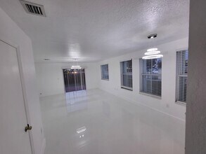 19340 SW 103rd Ct in Cutler Bay, FL - Foto de edificio - Building Photo
