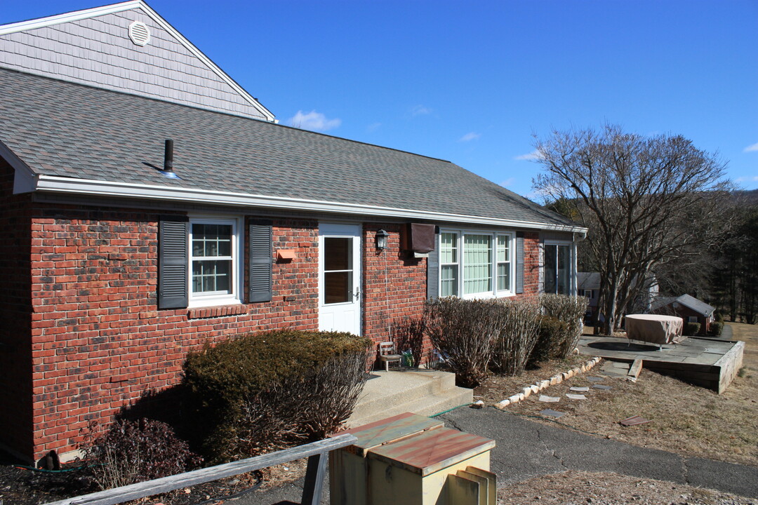 86 Old Farms Ln in New Milford, CT - Building Photo