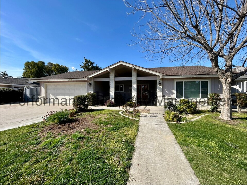 4316 Charter Oaks Ave in Bakersfield, CA - Building Photo