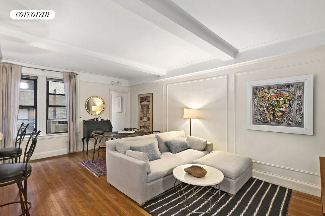 41 W 72nd St in New York, NY - Building Photo