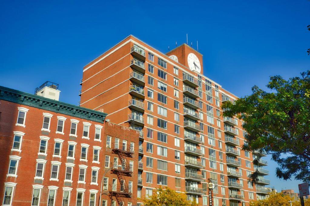 250 E Houston St in New York, NY - Building Photo