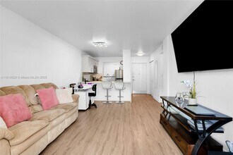 6200 W Flagler St in Miami, FL - Building Photo - Building Photo