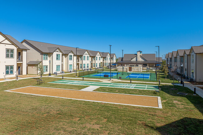 Retreat at Krum - 55+ Active Adult Living in Denton, TX - Foto de edificio - Building Photo