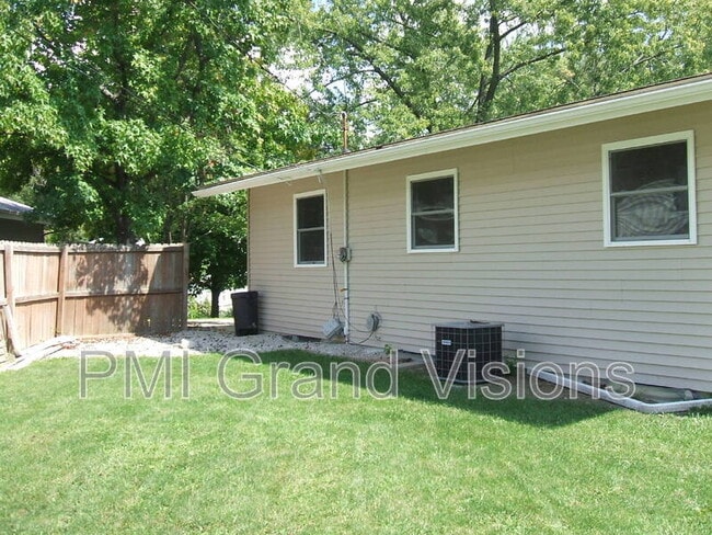 110 Ridgeway Dr in Decatur, IL - Building Photo - Building Photo
