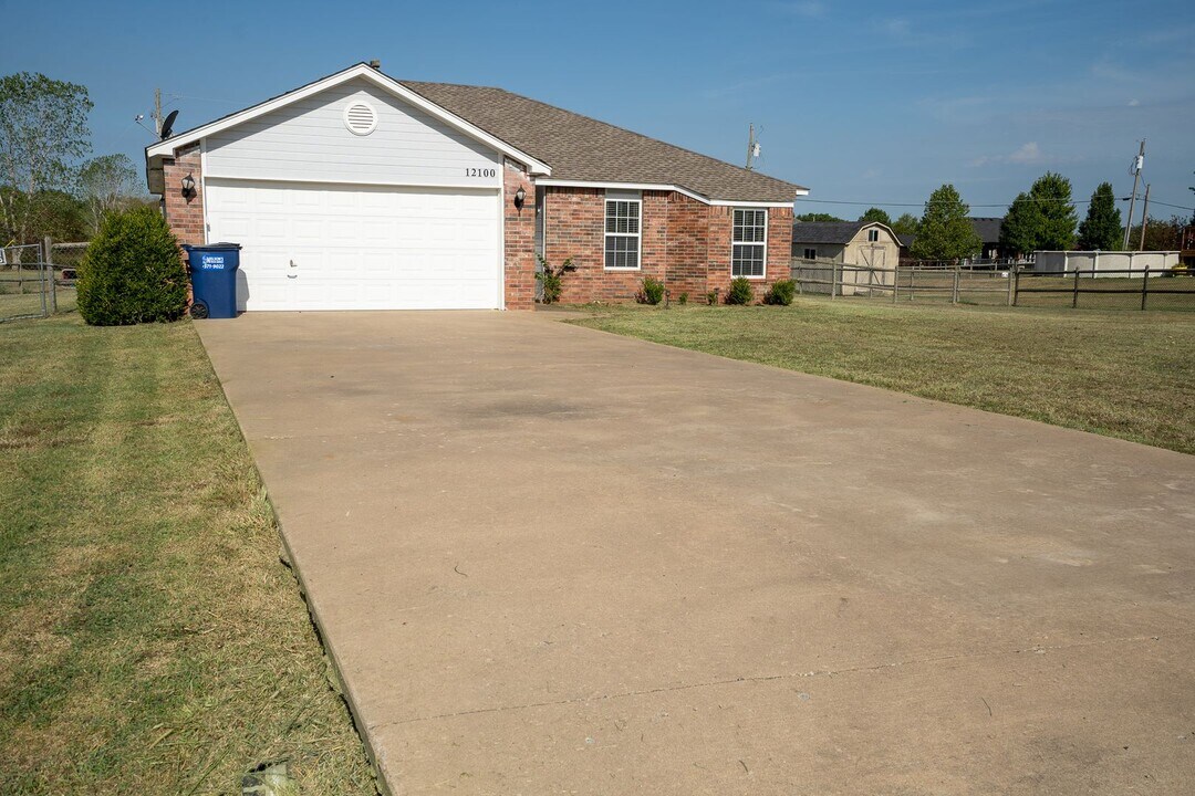 12100 Valley Ave in Collinsville, OK - Building Photo