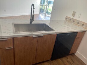 6995 NW 186th St in Hialeah, FL - Building Photo - Building Photo