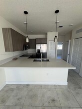 10295 NW 64th Terrace in Doral, FL - Foto de edificio - Building Photo