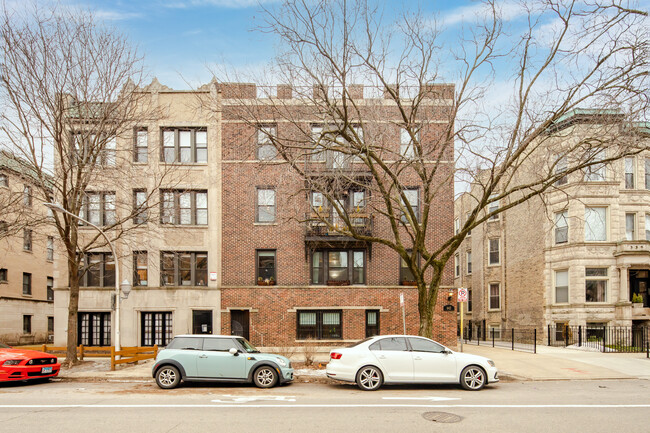 643 W Roscoe St in Chicago, IL - Building Photo - Building Photo