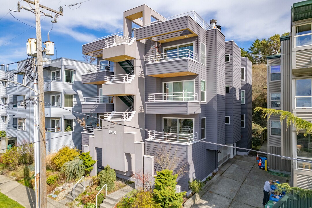 MILLER'S RETREAT CONDOMINIUM in Seattle, WA - Building Photo