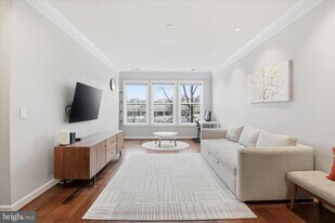 2101 N Monroe St in Arlington, VA - Building Photo