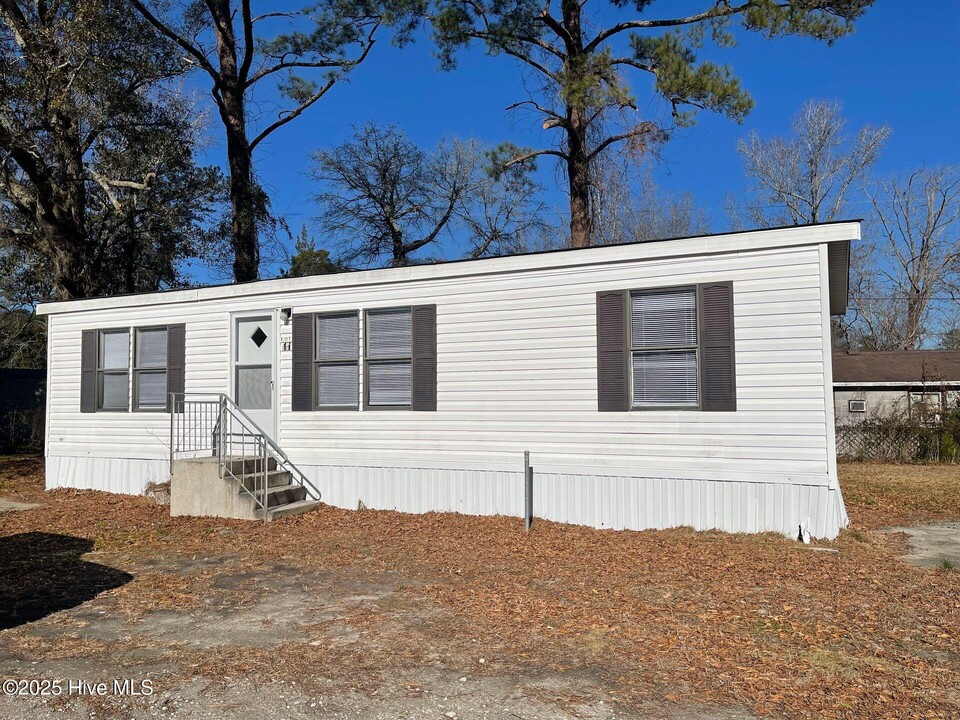 113 Barbour Rd in Hubert, NC - Building Photo