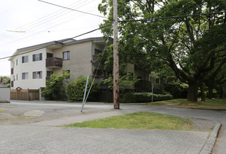 Cavalier Manor Apartments in Vancouver, BC - Building Photo - Building Photo