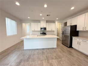 9922 Angel Valley Dr in Las Vegas, NV - Building Photo - Building Photo