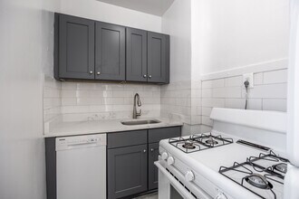 1321 W Estes Ave, Unit 29 in Chicago, IL - Foto de edificio - Building Photo