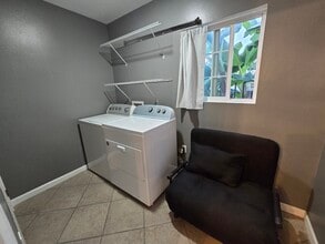 4427 S Centinela Ave, Unit B in Los Angeles, CA - Foto de edificio - Building Photo