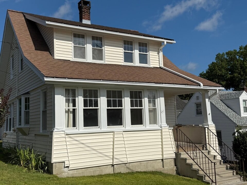 61 Union St in Shelton, CT - Building Photo