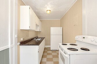 Roosevelt Apartments in Seattle, WA - Building Photo - Interior Photo