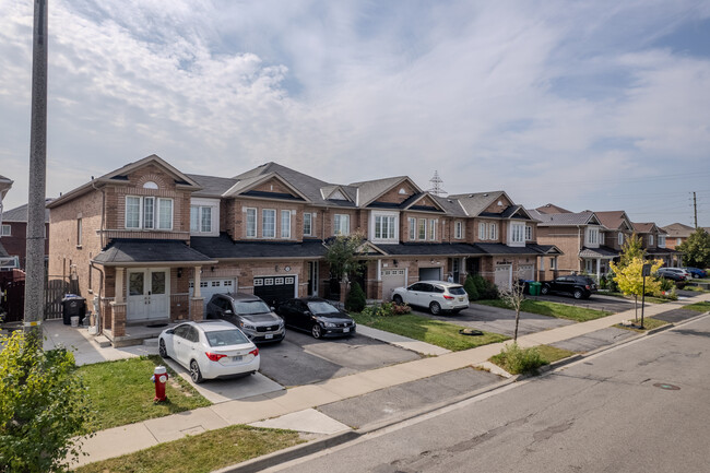 119-129 Spicebush Terr in Brampton, ON - Building Photo - Building Photo