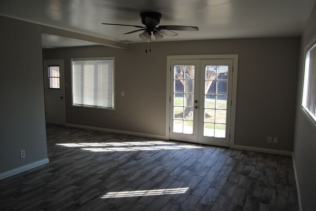 2304 Elaine St in Bakersfield, CA - Building Photo - Building Photo