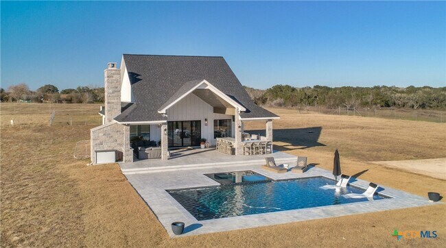 2122 Co Rd 324 in Yoakum, TX - Building Photo - Building Photo