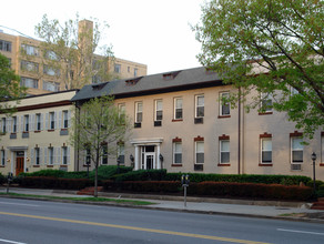 3222 Wisconsin Ave NW in Washington, DC - Foto de edificio - Building Photo