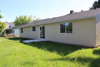 2011 NE 10th Ave in Hillsboro, OR - Foto de edificio - Building Photo
