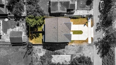 9409 Clinton Dr in Houston, TX - Building Photo - Building Photo