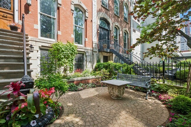 1237 N Dearborn St in Chicago, IL - Building Photo - Building Photo
