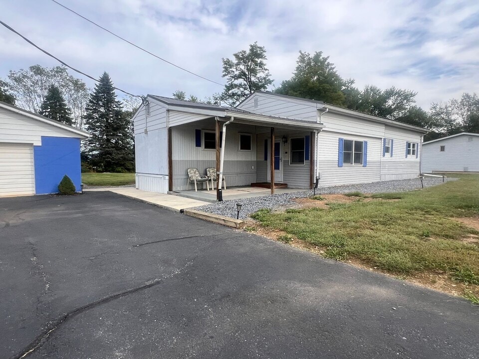 1034 Alexander Spring Rd in Carlisle, PA - Building Photo