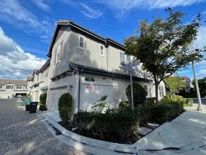 3351 Via Trentino in Costa Mesa, CA - Foto de edificio - Building Photo