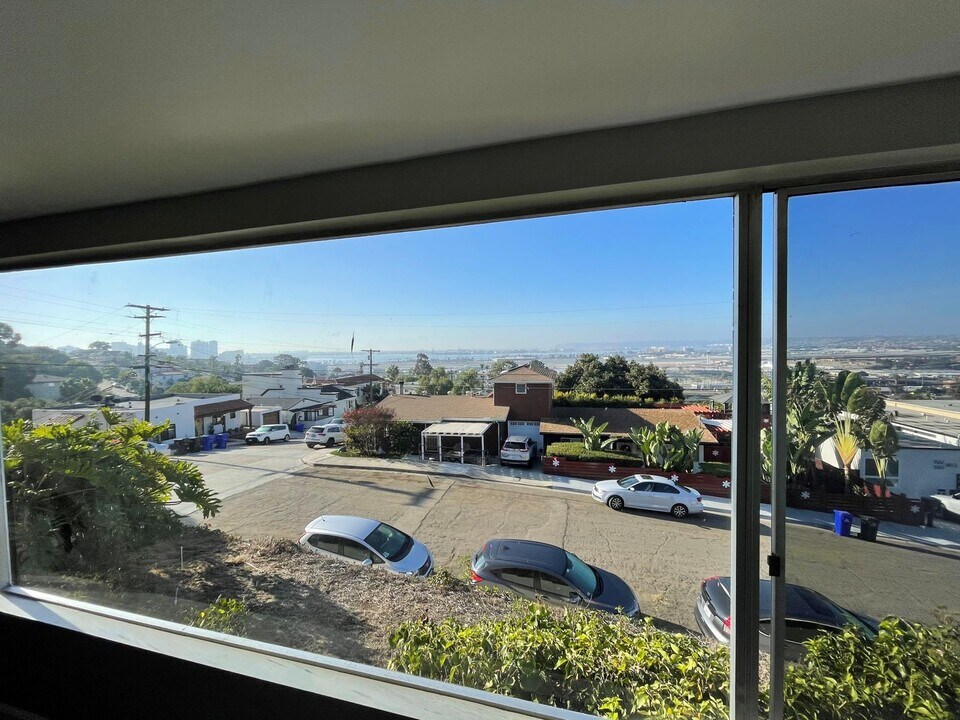 1554 Guy St in San Diego, CA - Building Photo