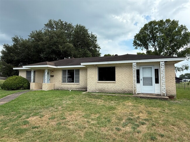 316 Anderson St in Navasota, TX - Building Photo - Building Photo