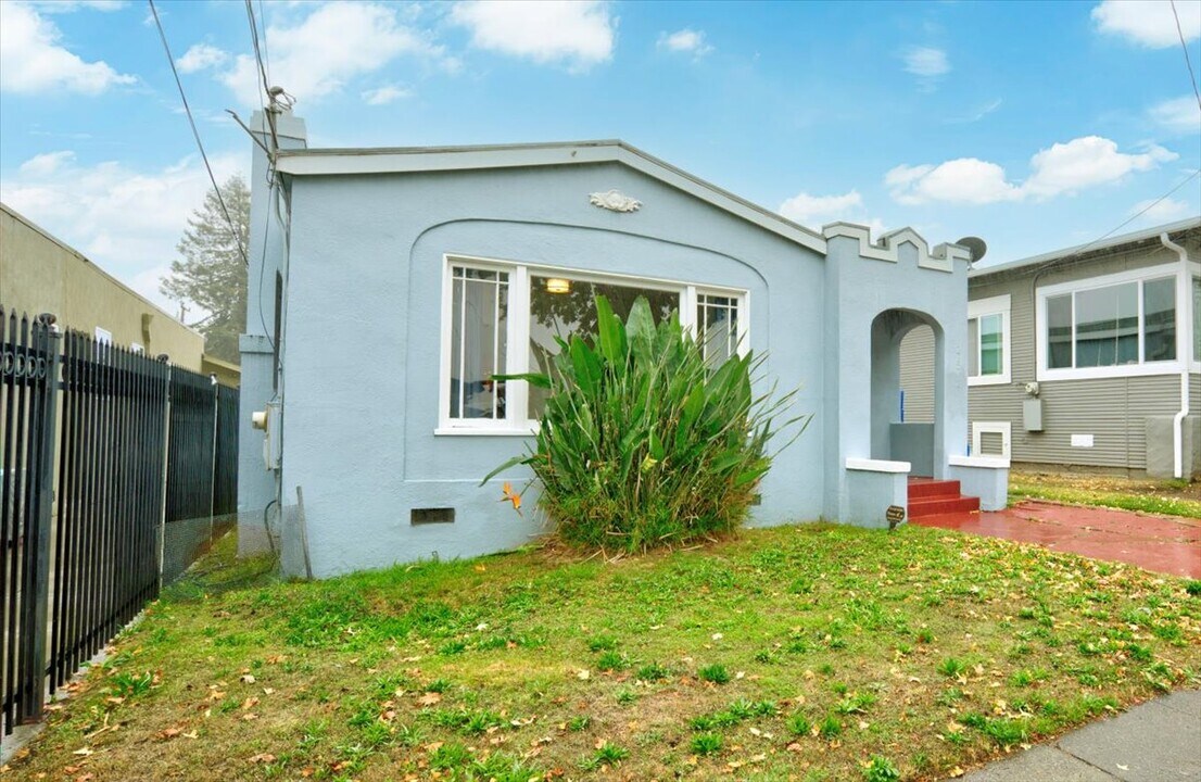 2672 77th Ave in Oakland, CA - Building Photo