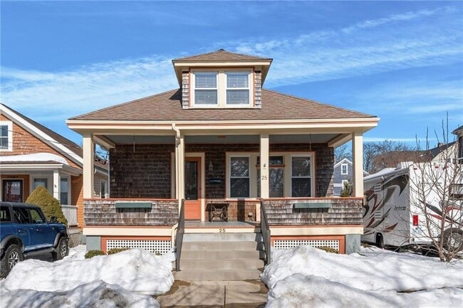 25 Peckham Ave in Newport, RI - Building Photo - Building Photo