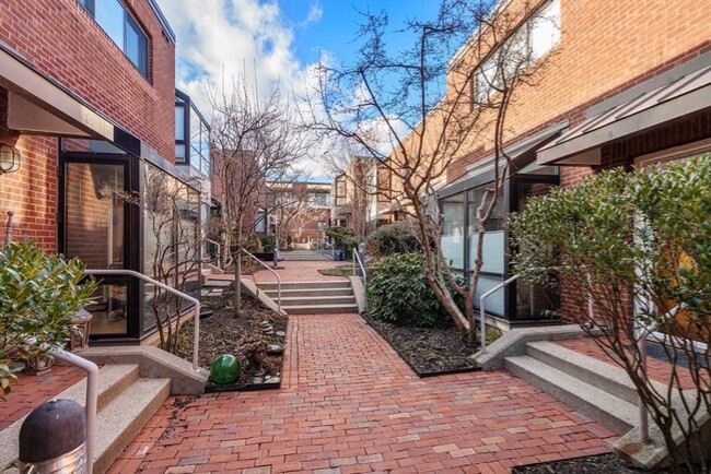 48 Shipway Pl in Boston, MA - Building Photo - Building Photo