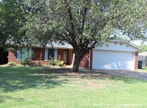 1301 Del Norte Dr in Edmond, OK - Building Photo - Building Photo
