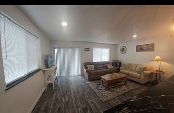 283 NE West Ave in Roseburg, OR - Building Photo - Building Photo