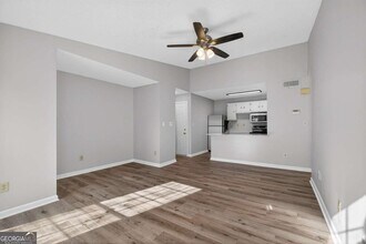 423 Granville Ct in Atlanta, GA - Foto de edificio - Building Photo