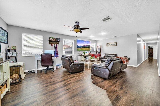 875 E 29th St in Hialeah, FL - Building Photo - Building Photo