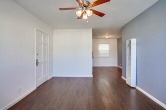 4462 1/2 W 59th St in Los Angeles, CA - Building Photo - Building Photo