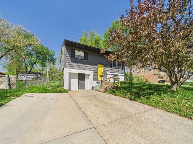 property at 1406 N Ponca Dr